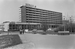 Magyarország, Budapest XI., park a Feneketlen-tó mellett, szemben a Tas vezér utcánál a Sport (később Flamenco) szálló., 1971, Középületépítő Vállalat - Kreszán Albert - Koczka András - Kemecsei József, Volkswagen Bogár, Citroen 2CV, Budapest, Fortepan #269479