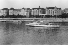 Magyarország, Budapest XIII., a Középületépítő Vállalat által kibérelt Hunyadi motoros kirándulóhajó az Újpesti rakpart közelében, háttérben a Palatinus házak. A felvétel a Margit híd szigeti lejárója közelében készült., 1971, Középületépítő Vállalat - Kreszán Albert - Koczka András - Kemecsei József, Budapest, hajó, folyó, ház, rakpart, Fortepan #269490