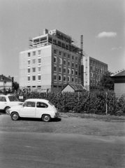 Magyarország, Budapest XI., Rimaszombati út - Május utca sarok, háttérben a Budaörsi út 88-90. szám alatti Hotel Wien építkezése., 1971, Középületépítő Vállalat - Kreszán Albert - Koczka András - Kemecsei József, Budapest, Fortepan #269496