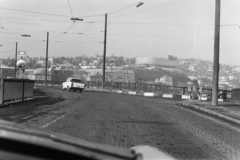 Magyarország, Budapest II., Margit híd, a felvétel a szigeti lejáró közelében készült. Balra az ORFI (később Budai Irgalmasrendi Kórház) épülete jobbra a a Lukács fürdő kupolája látható. Fenn a Rózsdombon a SZOT szálló., 1971, Középületépítő Vállalat - Kreszán Albert - Koczka András - Kemecsei József, Budapest, Fortepan #269529