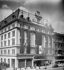 Magyarország, Budapest VII., Rákóczi út 58., ÁMTI (Állami Mélyépítési Tervező Intézet) irodaháza (előtte és utána Metropol szálló)., 1950, UVATERV, politikai dekoráció, Skoda 1101/1102 Tudor, Budapest, Fortepan #26956