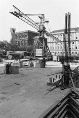 Magyarország, Budapest V., Széchenyi István (Roosevelt) tér, az állami külkereskedelmi vállalatok székházának tervezett irodaház (Spenótház) építkezése. Háttérben a Vigyázó Ferenc utca és a Magyar Tudományos Akadémia épülete., 1971, Középületépítő Vállalat - Kreszán Albert - Koczka András - Kemecsei József, Budapest, Fortepan #269604