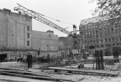 Magyarország, Budapest V., Széchenyi István (Roosevelt) tér, az állami külkereskedelmi vállalatok székházának tervezett irodaház (Spenótház) építkezése. Háttérben jobbra a Gresham-palota., 1971, Középületépítő Vállalat - Kreszán Albert - Koczka András - Kemecsei József, Budapest, Fortepan #269606