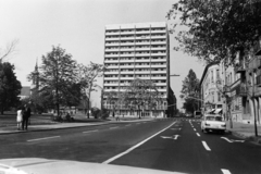 Hungary, Budapest I., Attila út a Horváth-kertnél, szemben az Alagút utcai toronyház. Balra a Krisztina téri Havas Boldogasszony-templom látható., 1974, Középületépítő Vállalat - Kreszán Albert - Koczka András - Kemecsei József, Budapest, Fortepan #269611