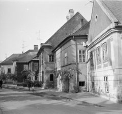 Magyarország, Kőszeg, Rajnis utca a Táblaház (Schätzel Frigyes) utca sarok felől. A felvétel a vár bejárata előtt készült., 1969, Ladinek Viktor, Fortepan #269619