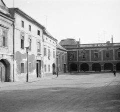 Magyarország, Kőszeg, Jurisics tér a Lábasház-Levéltár (eredetileg táncterem, majd lakóház, ezt követően a mai levéltári épületet) felé nézve., 1969, Ladinek Viktor, Fortepan #269634