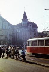 Románia,Erdély, Nagyvárad, Szent László tér (Piata Unirii), Sas palota (Fekete Sas szálló)., 1969, Ladinek Viktor, villamos, színes, Fortepan #269637