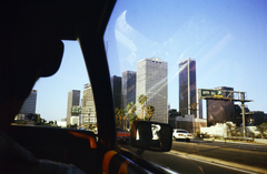 Amerikai Egyesült Államok, Kalifornia állam,Los Angeles, az Interstate 110/Harbour Freeway az Exit 22B-nél (James M. Wood Boulevard / 9th Street / 8th Street), 
jobbra elöl az Ernst & Young Plaza, jobbra a háttérben az AON Center., 1985, Ladinek Viktor, színes, Fortepan #269641