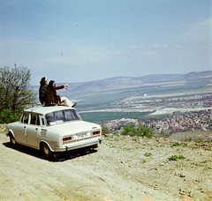 Magyarország, Sátoraljaújhely, kilátás a Magas-hegy oldalából a város felé., 1973, Ladinek Viktor, Skoda-márka, rendszám, színes, autón ülni, Fortepan #269655