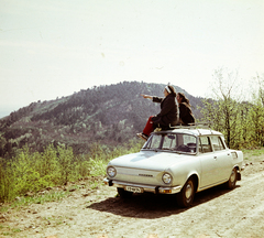 Magyarország, Sátoraljaújhely, a felvétel a Magas-hegy oldalában készült, háttérben a Szár-hegy., 1973, Ladinek Viktor, Skoda-márka, rendszám, színes, mutatni, autón ülni, Fortepan #269656