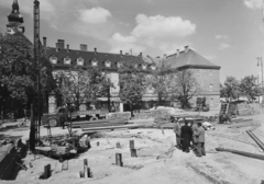 Magyarország, Budapest I., Batthyány tér, a metróépítés területe, háttérben a Szent Ferenc sebei templom és az egykori ferences kolostor., 1951, UVATERV, építkezés, teherautó, metróépítés, cölöpverő, Budapest, Fortepan #26966