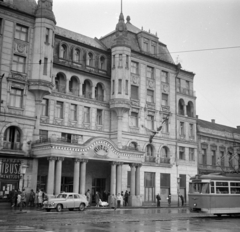 Hungary, Debrecen, Piac utca (Vörös Hadsereg útja), Aranybika Szálloda., 1965, Ladinek Viktor, Bengali tramway, tram, hotel, baby carriage, taxicab, Fortepan #269668