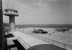 Magyarország, Ferihegyi (ma Liszt Ferenc) repülőtér, Budapest XVIII., Li-2P repülőgépek., 1956, UVATERV, közlekedés, szovjet gyártmány, repülőgép, repülőtér, Liszunov-márka, MALÉV légitársaság, Liszunov Li-2, Budapest, irányítótorony, Dávid Károly-terv, Fortepan #26969