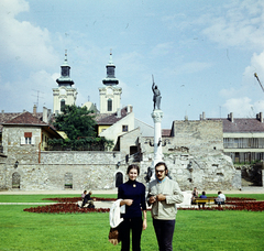 Magyarország, Székesfehérvár, Piac tér / Várfal park, a felvétel a Püspökkút, Bory Jenő építész, szobrász- és festőművész alkotása (1928) előtt készült. Háttérben a Szent István-bazilika tornyai látszanak., 1972, Ladinek Viktor, Fortepan #269690