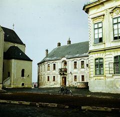 Magyarország, Veszprém, Vár, Szentháromság tér, balra a Szent Mihály-székesegyház sarka, szemben a Nagypréposti ház, jobbra a Várkút és az Érseki Palota., 1970, Ladinek Viktor, színes, Fortepan #269692