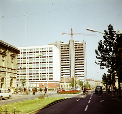 Magyarország, Szolnok, Szapáry utca (Ságvári Endre körút), balra a Baross (Beloiannisz) út - Boldog Sándor István (Ságvári Endre) körút sarkán a Pártház, háttérben a Vízügyi székház toronyépületének építése látható., 1970, Ladinek Viktor, Fortepan #269693