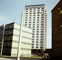 Magyarország, Szolnok, Kolozsvári utca, szemben a Várkonyi téri toronyház., 1970, Ladinek Viktor, magasház, Fortepan #269694