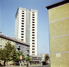 Magyarország, Szolnok, Boldog Sándor István (Ságvári Endre) körút a Fiumei utcától a Várkonyi téri toronyház felé nézve., 1970, Ladinek Viktor, magasház, Fortepan #269695