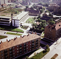 Magyarország, Szolnok, kilátás a Várkonyi István téri toronyházból, előtérben a Boldog Sándor István (Ságvári Endre) körút melletti épületek, balra a Fiumei utca 5., Fiumei Úti Általános Iskola., 1970, Ladinek Viktor, iskola, Fortepan #269702