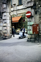 Olaszország,Szicilia, Taormina, Via Luigi Pirandello, a Porta Messina mögött balra a Vico Zecca., 1967, Ladinek Viktor, színes, Fortepan #269703