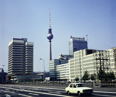 Germany, Berlin, Kelet-Berlin, Otto Braun Strasse (Hans Beimler Strasse) a Mollstrasse felől. Balra a Haus des Reisens, majd a TV torony és ettől jobbra a háttérben a Hotel Stadt Berlin., 1975, Ladinek Viktor, GDR, East-Berlin, colorful, Fortepan #269706