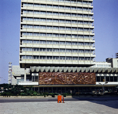 Germany, Berlin, Kelet-Berlin, Otto Braun Strasse (Hans Beimler Strasse), szemben a Haus des Reisens., 1975, Ladinek Viktor, GDR, East-Berlin, colorful, Fortepan #269707