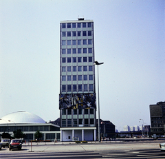 Germany, Berlin, Kelet-Berlin, Karl-Marx-Allee, szemben balra a Kongresszusi Központ, tőle jobbra a Haus des Lehrers., 1975, Ladinek Viktor, GDR, East-Berlin, colorful, Fortepan #269708