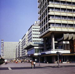 Germany, Berlin, Kelet-Berlin, Alexanderplatz - Otto Braun Strasse (Hans Beimler Strasse), előtérben a Haus des Reisens., 1975, Ladinek Viktor, GDR, East-Berlin, colorful, crosswalk, Fortepan #269709