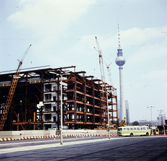 Germany, Berlin, Kelet-Berlin, a Schlossplatz (Marx-Engels-Platz) a Friedrichsgracht felöl, balra az épülö Palast der Republik, háttérben a TV torony., 1975, Ladinek Viktor, GDR, East-Berlin, colorful, construction, tower crane, Fortepan #269711