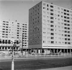 Hungary, Óbuda, Budapest III., Szentendrei út, a Gyógyszertár és a körzeti orvosi rendelő építkezése mögött a Kerák utca melleti ház látható., 1975, Ladinek Viktor, Budapest, Fortepan #269727