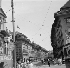 Svájc, Bern, Bubenbergplatz / Bahnhofplatz, szemben a Spitalgasse, balra a Heiliggeistkirche részlete látható., 1972, Ladinek Viktor, Fortepan #269729