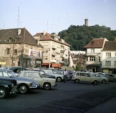 Franciaország, Forbach, a Place de l'Alma a Rue des Écoles felől, a dombon a Château du Schlossberg (Le Parc du Schlossberg)., 1963, Ladinek Viktor, Fortepan #269754