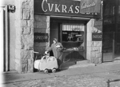 Hungary, Budapest XII., Böszörményi út 17/a, Rigó Jancsi cukrászda., 1958, Ladinek Viktor, Budapest, baby carriage, store display, Fortepan #269760