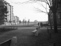 Magyarország, Budapest XI., Bukarest utca, szemben az Ulászló utca sarkán álló ház, jobbra a Hamzsabégi út melletti vasúti töltés látható., 1955, Ladinek Viktor, Budapest, lakóház, utcakép, bérház, pad, Fortepan #269763