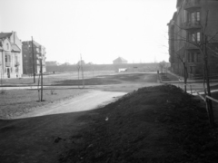 Magyarország, Budapest XI., Bukarest utca, keresztben az Ulászló utca, távolabb a Hamzsabégi út melletti vasúti töltés látható., 1955, Ladinek Viktor, Budapest, bérház, látkép, munkatér-határolás, Fortepan #269764