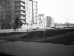 Magyarország, Budapest XI., Bukarest utca, szemben az Ulászló utca sarkán álló ház, jobbra a Hamzsabégi út melletti vasúti töltés látható., 1955, Ladinek Viktor, Budapest, lakóház, bérház, munkatér-határolás, Fortepan #269765