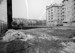 Magyarország, Budapest XI., Bukarest utca a Kosztolányi Dezső tér felé nézve, távolban a Szent Imre-templom és a Gellért-hegy látható.., 1955, Ladinek Viktor, Budapest, bérház, Fortepan #269768