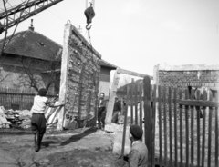 Magyarország, Budapest XIV., Tihamér utca - Vadvirág utca - Vezér utca közötti építési terület., 1958, Ladinek Viktor, daru, építkezés, Budapest, Fortepan #269772