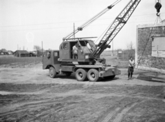 Magyarország, Budapest XIV., panel elemet szállítanak a Tihamér utca - Vadvirág utca - Vezér utca közötti építési területre., 1958, Ladinek Viktor, daru, építkezés, panelház, Budapest, autódaru, Michigan TLDT-20, Fortepan #269773