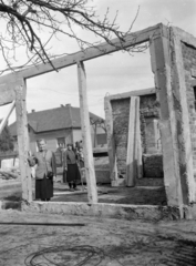 Hungary, Budapest XIV., Vadvirág utca, építkezés a 26-os számú telken, háttérben a 29. számú ház látható., 1958, Ladinek Viktor, construction, Budapest, Fortepan #269776