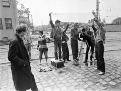 Magyarország, Budapest X., Kolozsvári utca, a felvétel a W című kisjátékfilm (munkacíme "Egy ember") forgatásakor, a BKV Őrház Áramátalakító előtt készült. A kamera mögött Halász Gábor operatőr. háttérben a Korponai utca melletti kőfal látható., 1982, Ladinek Viktor, Budapest, filmforgatás, Fortepan #269786