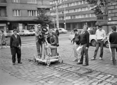 Magyarország, Budapest VII., Bethlen Gábor utca, a felvétel a W című kisjátékfilm (munkacíme "Egy ember") forgatásakor készült. A kameránál Halász Gábor operatőr, háttérben a Damjanich utca és a Bajza utca kereszteződése., 1982, Ladinek Viktor, Budapest, operatőr, fahrt-sín, fahrtkocsi, filmkamera, Fortepan #269791