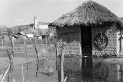 Hungary, Tarcal, balra az Urunk Mennybemenetele-templom, ettől jobbra a nádtető sarkánál a református templom toronycsúcsa látszik., 1974, Leskó Imre, thatched roof, clay brick, Fortepan #269809