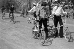 Hungary, Tarcal, Munkácsi Mihály utca, közlekedési úttörők Csepel Camping kerékpárral, háttérben az Árpád utcai általános iskola kerítése., 1982, Leskó Imre, school, pioneer cop, bicycle, Fortepan #269829