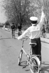 Hungary, Tarcal, Munkácsi Mihály utca, közlekedési úttörő Csepel Camping kerékpárral, háttérben az Árpád utcai általános iskola kerítése., 1982, Leskó Imre, school, pioneer cop, bicycle, Fortepan #269831