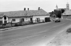 Magyarország, Tarcal, Fő út, szemeben az Urunk Mennybemenetele-templom, jobbra a református templom tornya látható., 1976, Leskó Imre, falu, kerítés, templomtorony, főutca, Skoda-márka, Fortepan #269835