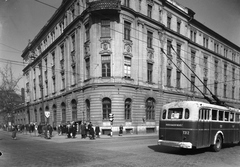 Magyarország, Budapest VI., Teréz (Lenin) körút - Podmaniczky (Rudas László) utca sarok, posta., 1955, UVATERV, magyar gyártmány, jelzőlámpa, Ikarus-márka, trolibusz, Ikarus 60T, Budapest, postahivatal, Fortepan #26984