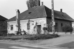 Hungary, Tarcal, Fő utca, 1848 - 1948-es centenáriumi emlékoszlop a posta előtt. Balra az Árpád utca., 1979, Leskó Imre, post office, post, monument, Fortepan #269856