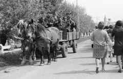 Hungary, Tarcal, Fő út, május 1-i felvonuláson résztvevő tarcali zenészek. Háttérben az Urunk Mennybemenetele-templom., 1975, Leskó Imre, Horse-drawn carriage, band, Fortepan #269859