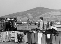 Hungary, Tarcal, vásár, háttérben a Kopasz-hegy és a TV adótorony., 1983, Leskó Imre, fair, Fortepan #269880